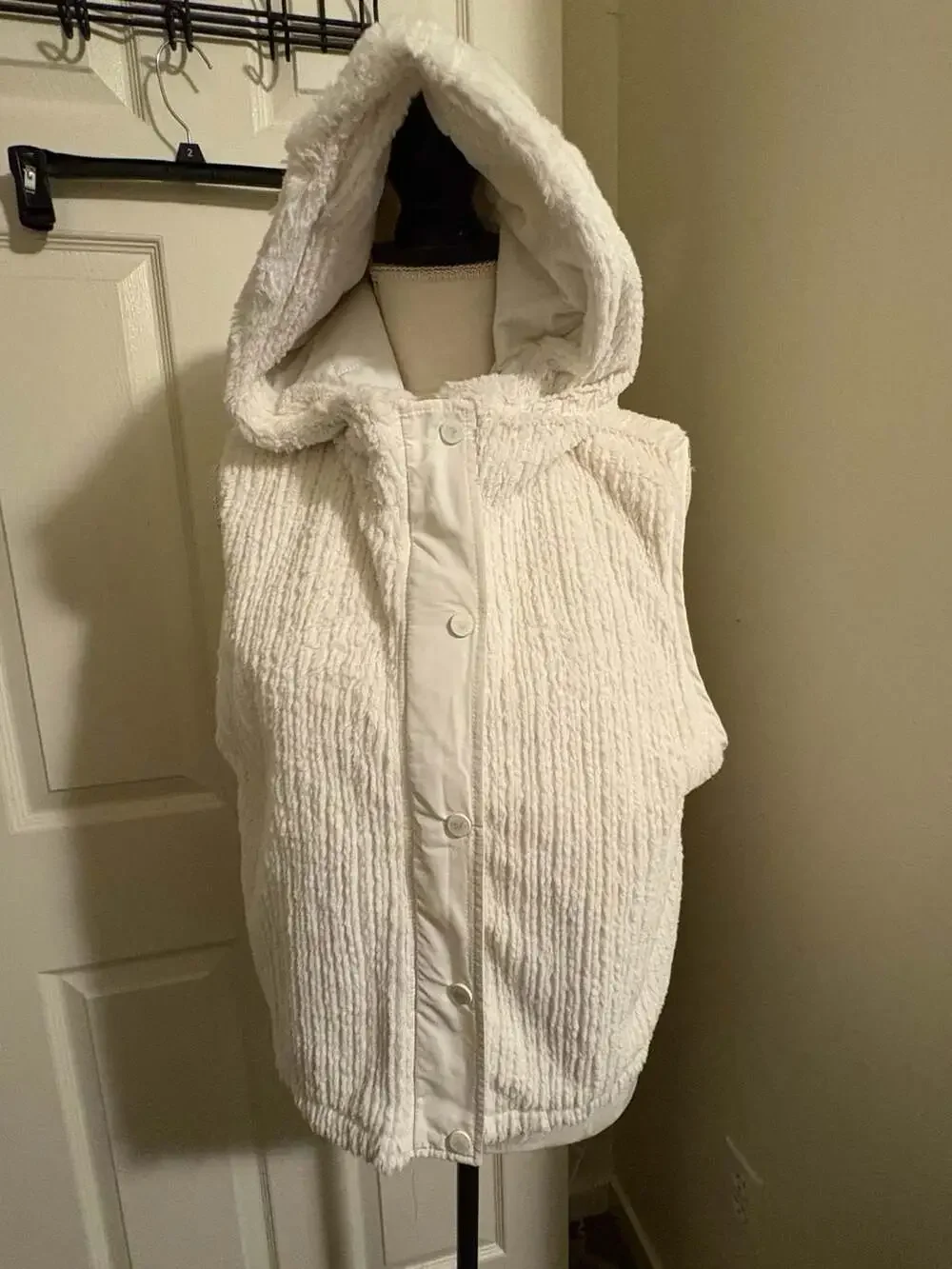 BKE Women's Cream Faux Fur Hooded Vest